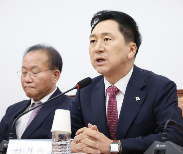 국민의힘 김기현 대표가 12일 국회에서 열리는 최고위원회의에 심각한 표정으로 발언을 하고 있다. 국민의힘 김태우 강서구청장 보궐선거 후보는 지난 11일 치러진 선거에서 더불어민주당 진교훈 후보에 패했다. 연합뉴스