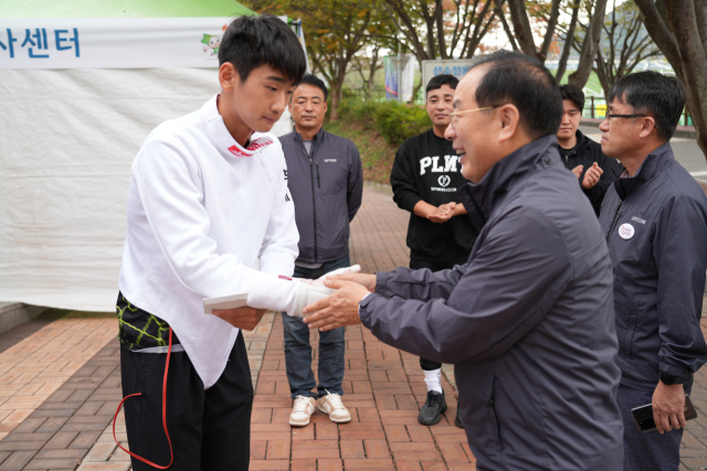 하윤수 부산시교육감(앞줄 오른쪽)이 13일 제104회 전국체육대회가 열리는 전남 목포를 찾아 부산대표선수단의 선전을 응원하며 인사를 나누고 있다. [사진=부산교육청]