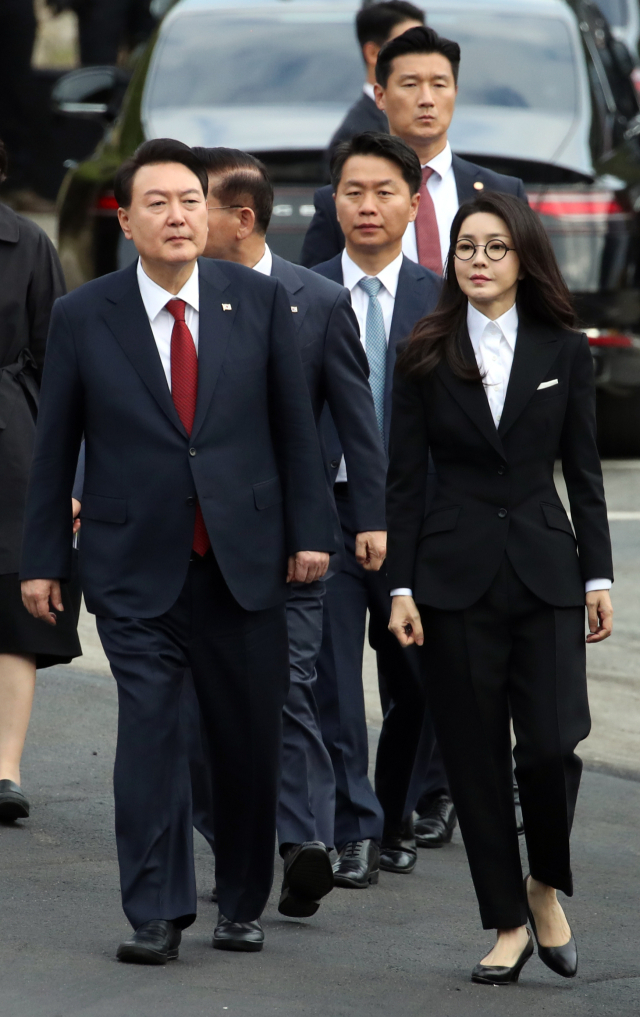 윤석열 대통령과 부인 김건희 여사가 13일 전남 목포 공생원에서 열린 공생복지재단 설립 95주년 기념식에 입장하고 있다. 연합뉴스