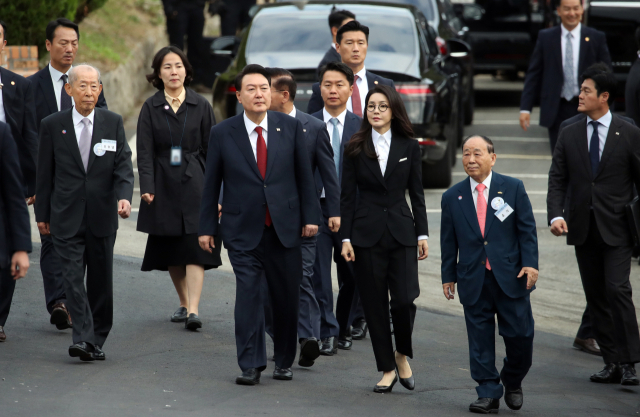 윤석열 대통령과 부인 김건희 여사가 13일 전남 목포 공생원에서 열린 공생복지재단 설립 95주년 기념식에 입장하고 있다. 연합뉴스