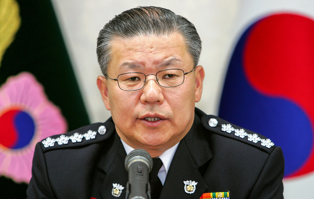 허준영 전 경찰청장이 13일 별세한 것으로 확인됐다. 향년 71세. 연합뉴스 취재에 따르면 허 전 청장은 이날 오후 서울 용산구 자택에서 쓰러져 심정지 상태로 병원에 이송됐으나 오후 6시 8분께 사망 선고를 받았다. 타살 가능성은 없는 것으로 알려졌다. 사진은 2005년 5월 경찰청장 재임 당시 워크숍에서 발언하고 있는 허 전 청장. 연합뉴스