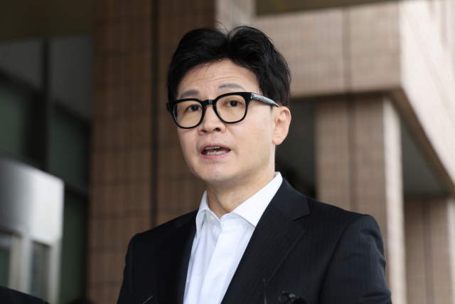 한동훈 법무부 장관이 27일 오전 정부과천청사 법무부로 출근하며 더불어민주당 이재명 대표의 구속영장 기각에 대한 질문에 답하고 있다. 연합뉴스