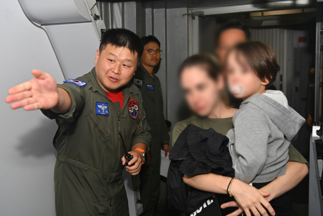 정부가 팔레스타인 무장 정파 하마스의 기습 공격을 받은 이스라엘에 군 수송기를 파견해 한국인 163명을 비롯해 일본인과 그 가족 51명, 싱가포르인 6명 등 총 220명을 무사히 대피시켰다. 공군의 KC-330 