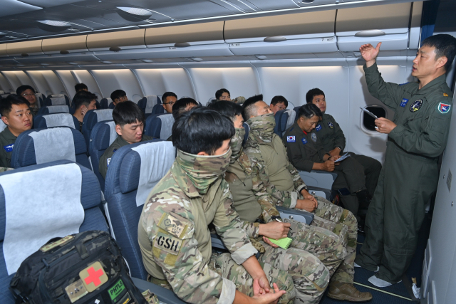 공군 소속 장병들이 텔아비브 현지 공항 사정 설명을 듣고, 행동요령에 대해 숙지하고 있다. 연합뉴스