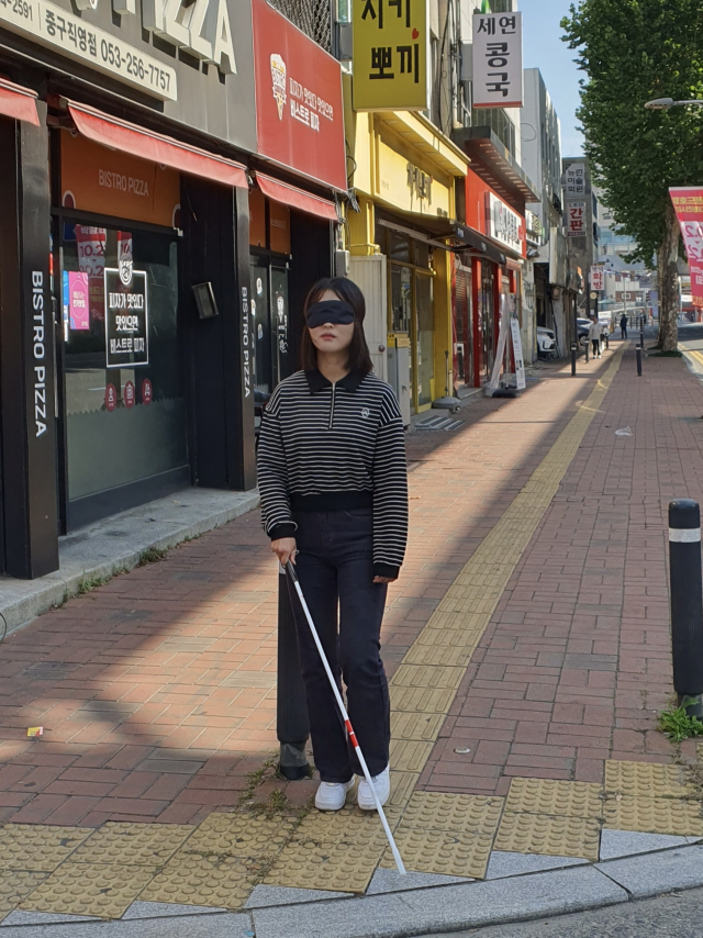 지난 11일 오전 10시 매일신문 취재진은 대구 남구에 있는 대구광역시시각장애인연합회를 찾았다. 보행지도사 자격증이 있는 김창연 대구광역시장애인연합회 부회장의 도움을 받아 안대를 쓰고 대구도시철도 3호선 명덕역까지 갔다 오는 모습. 한소연 기자