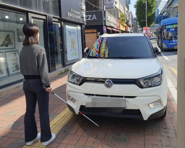 지난 11일 오전 10시 매일신문 취재진은 보행지도사 자격증이 있는 김창연 대구광역시장애인연합회 부회장의 도움을 받아 안대를 쓰고 연합회 사무실에서 대구도시철도 3호선 명덕역까지 왕복했다. 명덕역 가는 길에 유도블록을 침범해 주차된 차가 있었다. 한소연 기자