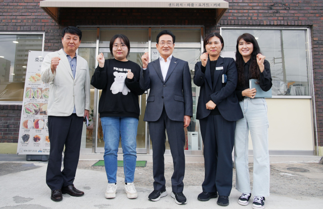 최기문 영천시장과 나다움놀이터 정유진(왼쪽 두번째) 대표 등이 기념촬영을 하고 있다. 영천시 제공