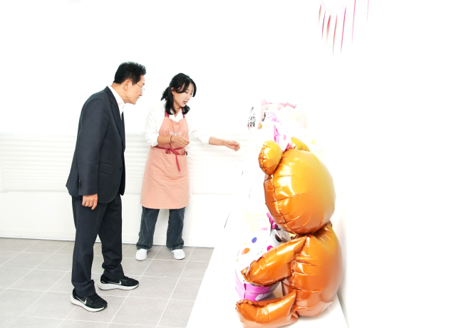 최기문 영천시장이 스텔라팩토리 장정화 대표와 이색 풍선에 대해 담소를 나누고 있다. 영천시 제공
