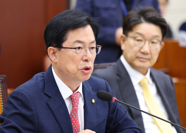 13일 오전 국회에서 열린 중앙선거관리위원회, 진실·화해를위한과거사정리위원회·소방청 등에 대한 국회 행정안전위원회 국정감사에서 국민의힘 이만희 의원이 의사진행발언을 하고 있다. 연합뉴스