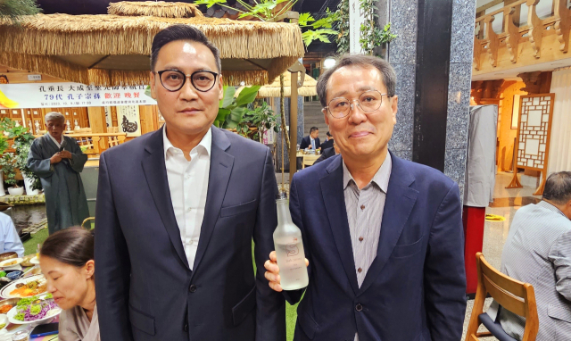 지난 9일 안동을 찾은 콩추이장(孔垂長) 공자 79대 종손 환영 만찬주로 선보인 원주변씨 간재종가 가양주인
