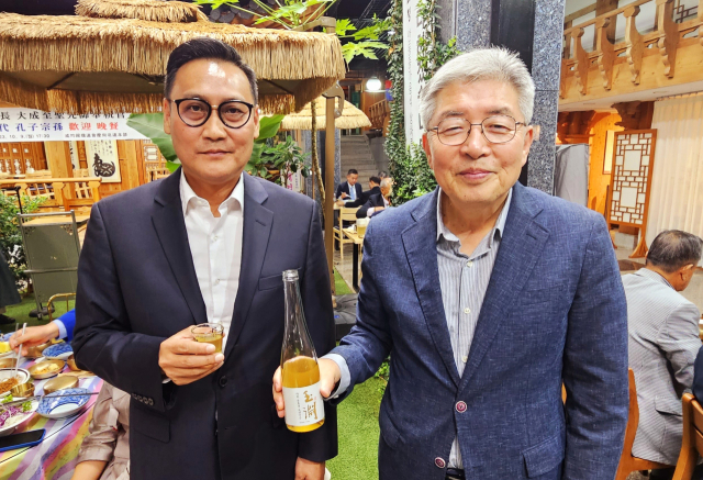 지난 9일 안동을 찾은 콩추이장(孔垂長) 공자 79대 종손 환영 만찬주로 선보인 풍산류씨 서애종가 가양주인