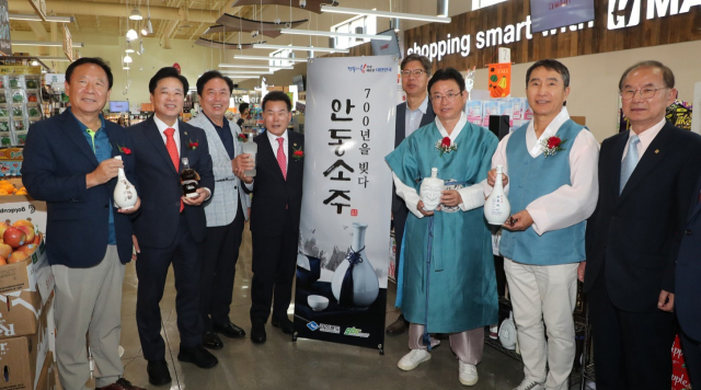 이철우 경북도지사와 권기창 안동시장, 안동소주 관계자들이 미국 LA에서 안동소주 홍보 판촉을 통해