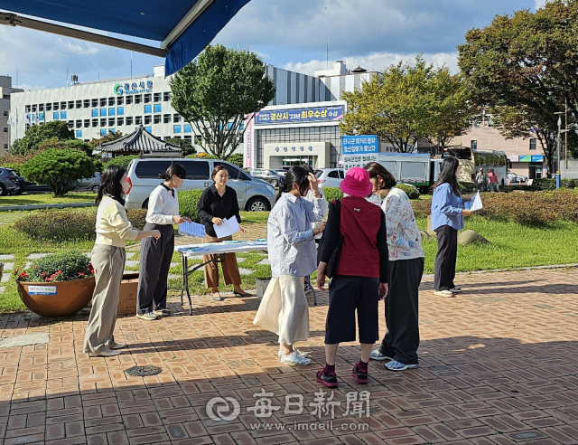 내 고장 학교 보내기 경산시 초·중·고 학부모연대 회원들이 16일부터 경산지역 중3 졸업생들이 타 지역으로 진학하는 문제 해결을 위한 대책마련을 촉구하는 청원서 서명운동을 하고 있다. 학부모연대 제공