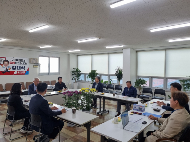 16일 동구 용계동 강대식 의원 사무소에서 동구을 당원협의회에 대한 당무감사가 열렸다. 우측에 감사관이 , 이들 앞으로 동구을 운영위원들이 앉았다. 동구을 당협협의회 제공