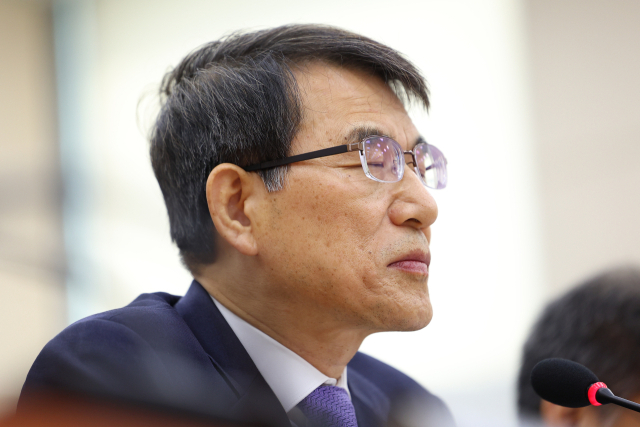 13일 오전 국회에서 열린 중앙선거관리위원회, 진실·화해를위한과거사정리위원회, 소방청 등에 대한 국회 행정안전위원회 국정감사에서 노태악 중앙선거관리위원장이 의사진행발언을 들으며 눈을 감고 있다. 연합뉴스