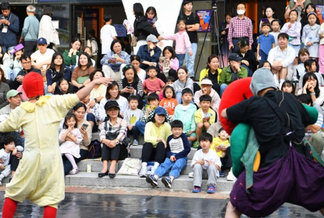 제1회 부산국제공연예술마켓 행사장을 찾은 시민들이 거리공연을 즐기고 있다. [사진=부산시]