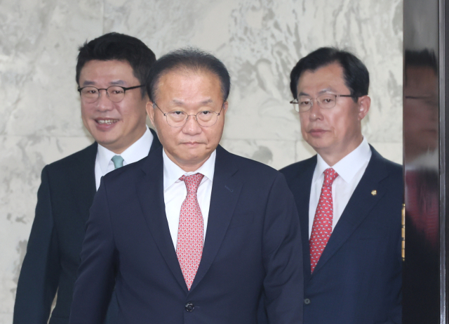 국민의힘 윤재옥 원내대표가 17일 국회에서 열린 국정감사대책회의에 유의동 정책위의장, 이만희 사무총장과 함께 참석하고 있다. 연합뉴스
