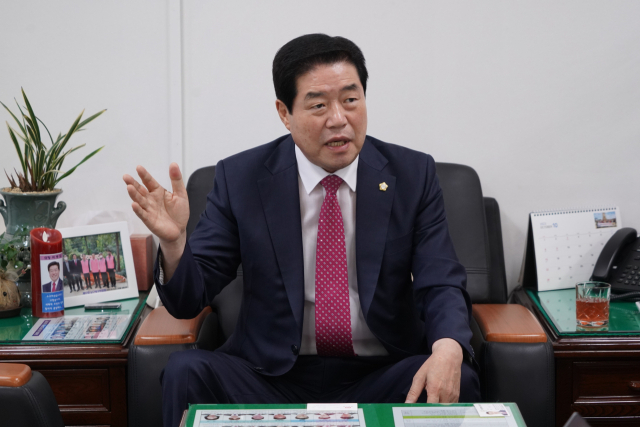 지난 12일 이충도 대구 남구의회 의장이 매일신문과의 인터뷰에서 지난 1년 동안의 성과 등을 설명하고 있다. 대구 남구의회 제공