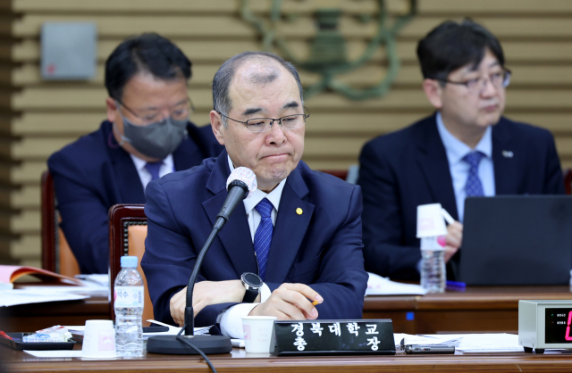 진난해 경북대에서 열린 국정감사에서 홍원화 경북대총장이 질의에 답하고 있다. 김영진 기자 kyjmaeil@imaeil.com