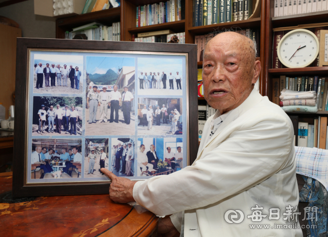 독도의용수비대 창설 30년 만에 열린 첫 기념식에 정부를 대표해 참석한 대통령 국정자문위원 일행 사진을 보이며 당시 상황을 설명하는 홍순벽(87)씨. 김태형 기자 thk@imaeil.com