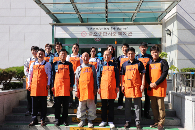 경북 구미경찰서는 제78주년 경찰의 날을 앞두고 17일 금오종합사회복지관을 찾아 어르신 200여 명 대상으로 무료 점심 배식 봉사를 실시했다. 구미경찰서 제공