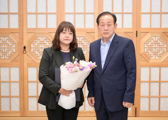 17일 신현국 문경시장이 순직이 인정된 고 신광섭 문경시 감사팀장에게 사무관 특별승진 조치를 하고 임용장을 신 팀장의 아내에게 전달했다. 문경시 제공