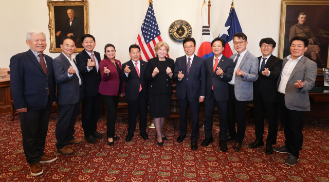 경북도는 이철우 도지사가 이끄는 미국 경제사절단이 16일(현지시간) 제인 넬슨 텍사스 주정부 국무장관과 면담해 한국 기업의 현지 기업 활동에 대해 적극적인 지원을 요청했다고 17일 밝혔다. 경북도 제공