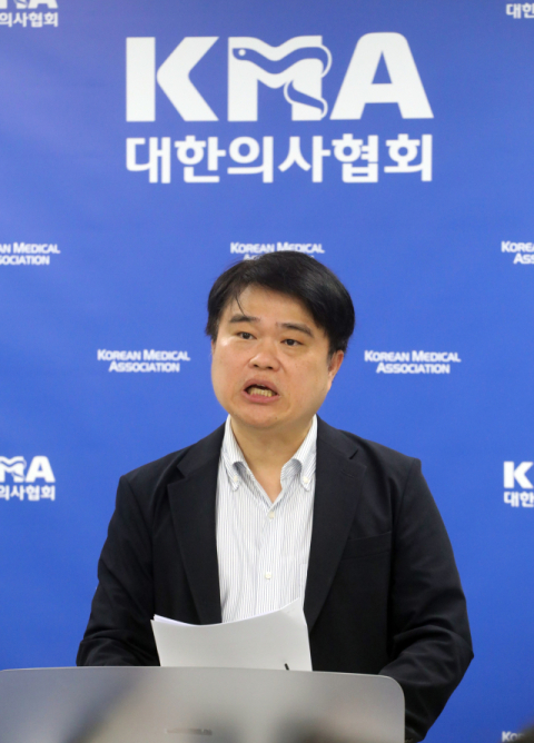 임현택 소아청소년과의사회 회장이 17일 오전 서울 대한의사협회 회관에서 기자회견을 열고 있다. 연합뉴스