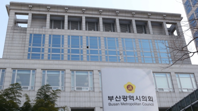 버스서 술에 취해 10대 여학생들의 신체를 몰래 촬영한 혐의를 받는 부산시의원이 사퇴했다. 연합뉴스