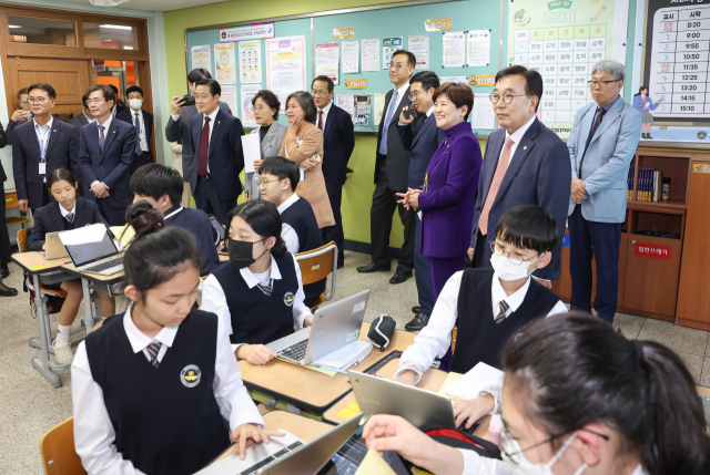 17일 오후 1시 20분쯤 국회 교육위원회 국정감사2반 소속 국회의원들이 IB 월드스쿨인 대구 중구에 있는 경대사대부중을 방문해 IB 프로그램을 적용한 수업·평가 사례를 참관하고 있다. 대구시교육청 제공