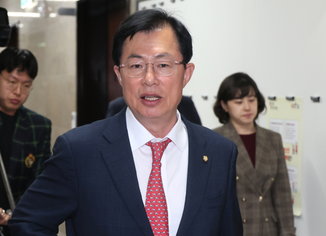 국민의힘 이만희 신임 사무총장이 16일 김기현 대표와 비공개 간담회를 가진 뒤 국회 당대표실을 나서고 있다. 연합뉴스