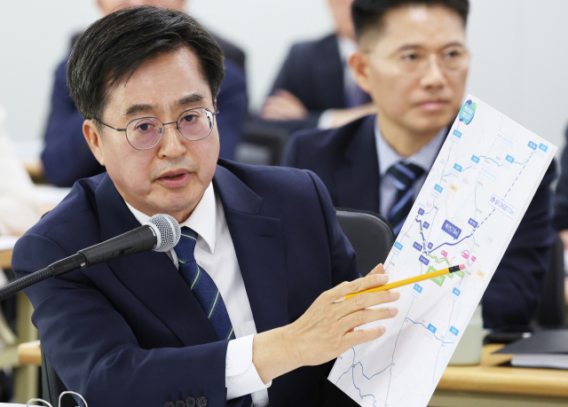 17일 경기도 수원시 영통구 경기도청에서 열린 국회 행정안전위원회의 경기도에 대한 국정감사에서 김동연 경기도지사가 서울-양평 고속도로 관련 질의에 답변하고 있다. 연합뉴스