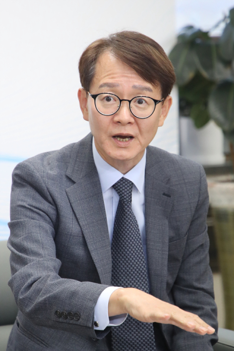 이종헌 대구시 신공항건설특보가 17일 시청 동인청사에서 경북도가 제안한 대구경북신공항 내 복수의 화물터미널 설치 제안에 대해 