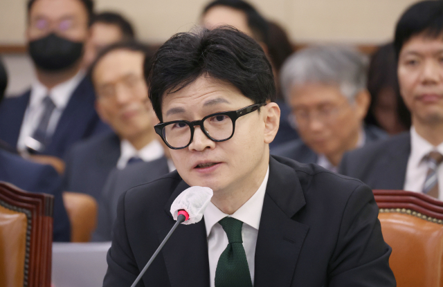 11일 국회에서 열린 법제사법위원회 국정감사에 출석한 한동훈 법무장관이 의원 질의에 답하고 있다. 연합뉴스
