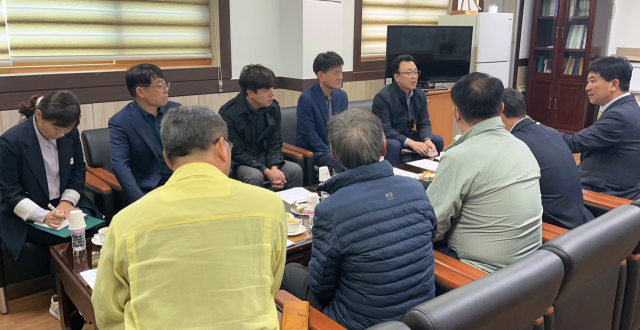 최종원 환경부 낙동강유역환경청장이 16일 낙동강 수계 주민지원사업 우수사례인 안동시 와룡면과 임하면을 찾아 주민들을 격려했다. 신동보(맨 오른쪽) 안동부시장이 최 청장과 얘기하고 있다. 안동시 제공