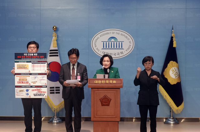 조명희 국민의힘 국회의원(왼쪽에서 세 번째)이 17일 국회 소통관에서 