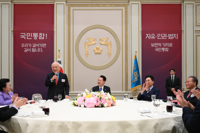 윤석열 대통령이 17일 오후 청와대 영빈관에서 열린 국민통합위원회 만찬에서 김한길 국민통합위원장의 건배제의를 듣고 있다. 연합뉴스