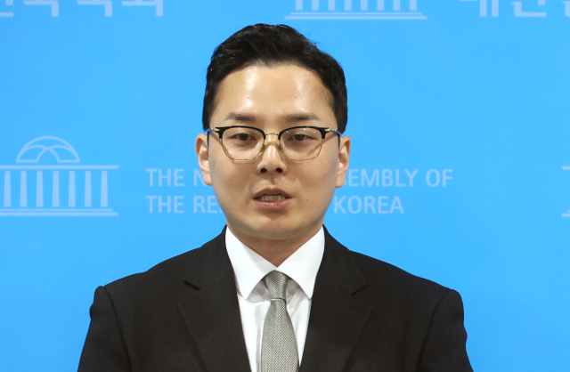 더불어민주당 이재명 대표 배우자 법인카드 유용 의혹을 제보한 조명현 씨가 18일 국회 소통관에서 국감 참석 방해 규탄 기자회견을 한 뒤 취재진 질문에 답하고 있다. 조 씨는 이날 얼굴과 이름을 공개했다. 연합뉴스