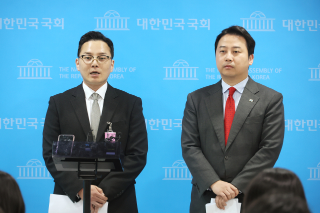 더불어민주당 이재명 대표 배우자 법인카드 유용 의혹을 제보한 조명현 씨가 18일 국회 소통관에서 국감 참석 방해 규탄 기자회견을 한 뒤 취재진 질문에 답하고 있다. 조 씨는 이날 얼굴과 이름을 공개했다. 오른쪽은 국민의힘 장예찬 청년최고위원. 연합뉴스