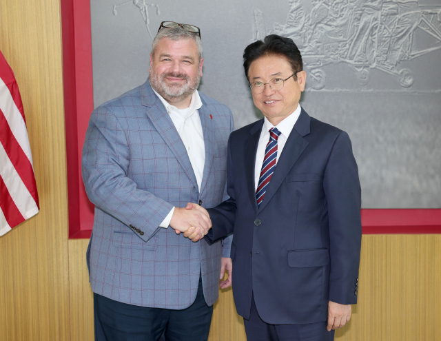 이철우 경북도지사가 이끄는 미국 경제사절단이 17일(현지시간) 텍사스 주 댈러스 지역의 항공·방산 기업을 차례로 방문했다. 이 도지사가 브라이언 체이스 벨 헬리콥터 부사장과 악수하고 있다. 경북도 제공