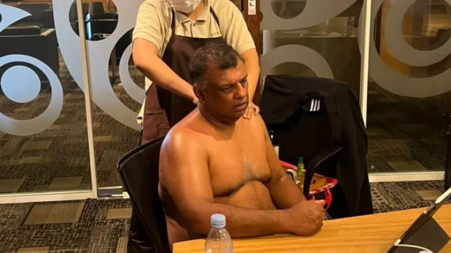 에어아시아 최고경영자 토니 페르난데스가 경영진 회의 도중 웃통을 벗은 채 마사지를 받고 있다. 출처=링크트인