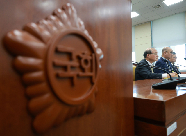 이상인 방송통신위원회 부위원장이 17일 국회에서 열린 과학기술정보방송통신위원회 국정감사에서 질의에 답하고 있다. 연합뉴스