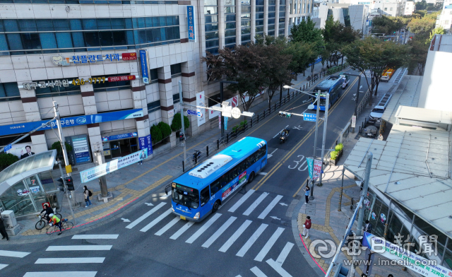 대구 중앙로 일대의 대중교통전용지구 일부 구간이 지정 14년 만에 해제를 앞두고 있다. 18일 중앙네거리에서 바라 본 대중교통전용지구 해제 예정 구간에 시내버스가 주행 중이다. 안성완 기자 asw0727@imaeil.com