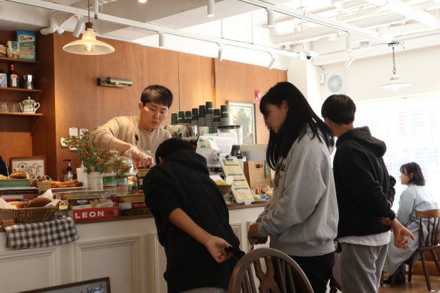 '바닐라 크럼브'의 백원규 대표(사진 왼쪽 첫번째)가 손님들의 주문을 받고 있다. 이화섭 기자.