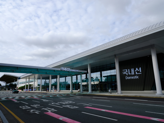 한국공항공사가 26일 대구 동구 대구공항 국내선 신 여객터미널의 개관식을 개최한다고 밝혔다. 사진은 대구공항 신 여객터미널 외부 전경. 연합뉴스