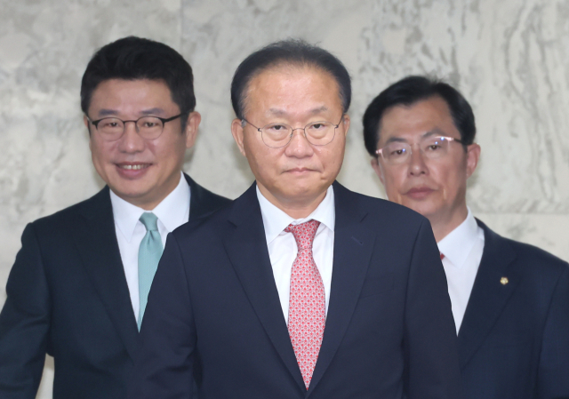 국민의힘 윤재옥 원내대표가 17일 국회에서 열린 국정감사대책회의에 유의동 정책위의장, 이만희 사무총장과 함께 참석하고 있다. 연합뉴스