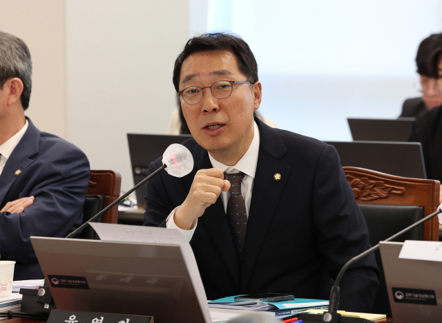 더불어민주당 윤영찬 의원이 11일 오전 세종시 정부세종청사에서 열린 국회 과학기술정보방송통신위원회의 과학기술정보통신부, 우정사업본부 등의 국정감사에서 의사진행 발언을 하고 있다. 연합뉴스