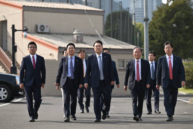 윤석열 대통령이 18일 서울 용산 대통령실 청사에서 국민의힘 김기현 대표, 윤재옥 원내대표, 유의동 정책위의장, 이만희 사무총장 등 당 지도부와 오찬 회동을 마친 뒤 용산어린이정원을 산책하고 있다. 연합뉴스