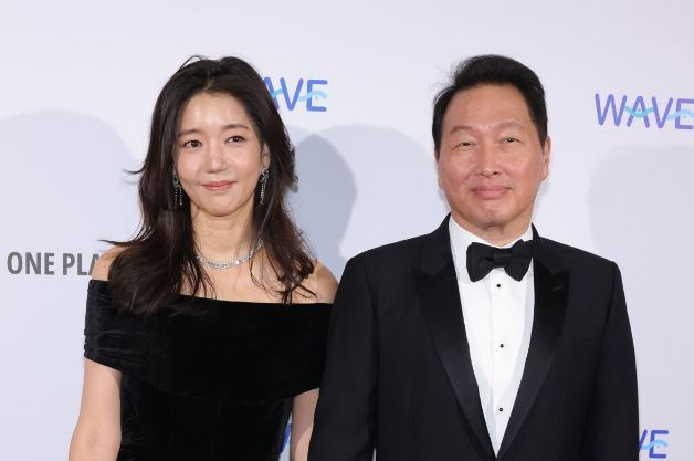 지난 14일(현지시간) 프랑스 파리에서 열린 갈라 디너에 참석한 최태원 회장과 김희영 이사장. 게티이미지