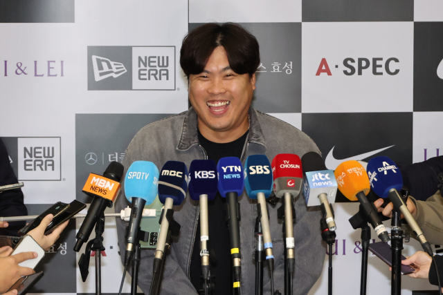 미국프로야구 메이저리그(MLB)에서 2023시즌을 마친 류현진이 18일 오후 인천국제공항을 통해 귀국해 취재진과 인터뷰를 하던 중 활짝 웃고 있다. 연합뉴스